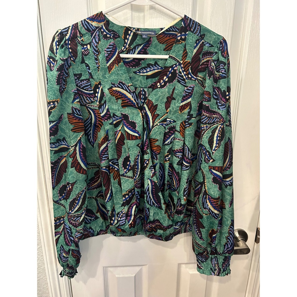 Democracy Blouse Green Leaf Print Metallic Surplice V-Neck Smocked Cuff